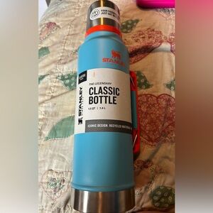 Stanley Classic Bottle – 1.5 QT (1.4 L) – Pool Blue w/ Orange Handle